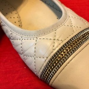 Women’s Size 8 Cream/beige textures flats.